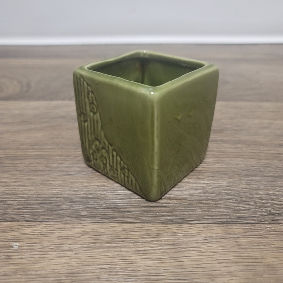 Small Green Square Pot with Butterfly - Picture 2 of 5